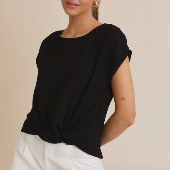 EVERYDAY LUXE KNOT FRONT TEE IN BLACK - Picture 1 of 3